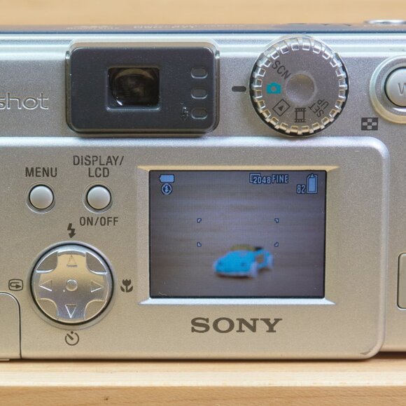 Sony Cyber-shot DSC-P71 3.2MP Digital Camera, 3X Optical Zoom, Made in Japan - Picture 4 of 8